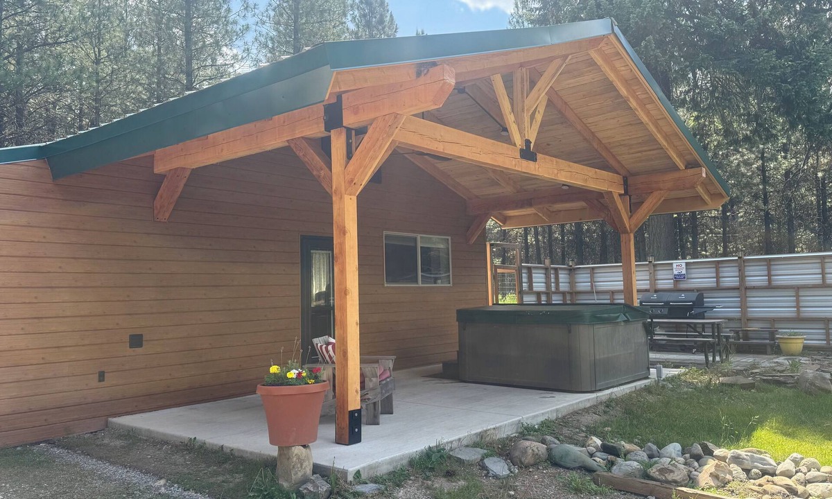 Libby House | Hot Tub & Mountain Views in Libby