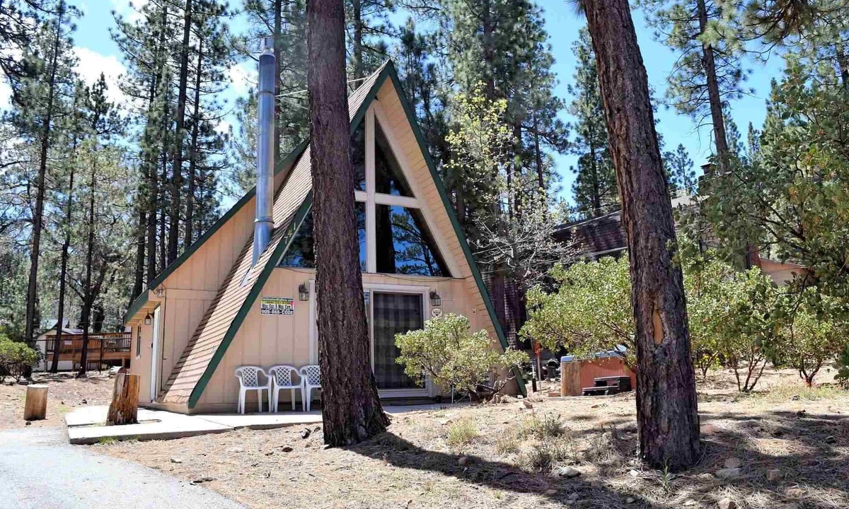 Summit Estates Cabin | HOT TUB! Near Snow Summit! Wifi! Adorable! Large Yard! Cable TV! Fireplace!
