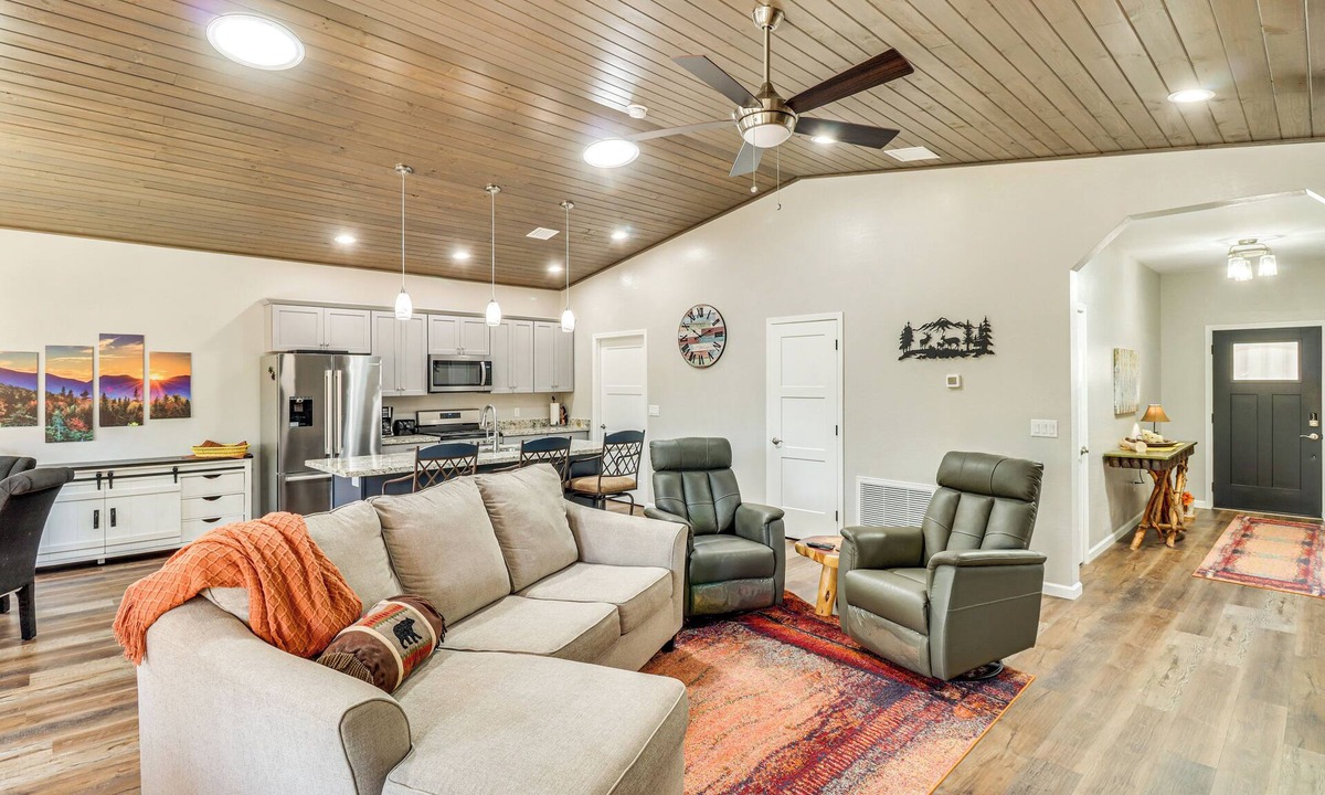 Show Low Cabin | Hot Tub & Outdoor Living: Relaxing Show Low Cabin