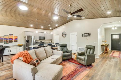 Show Low House | Hot Tub & Outdoor Living: Relaxing Show Low Cabin