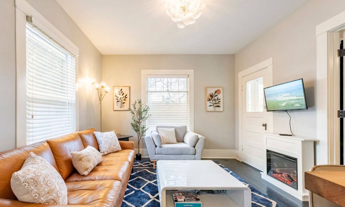 North End House | Hot tub, relax, walk to Hyde Park, best location!