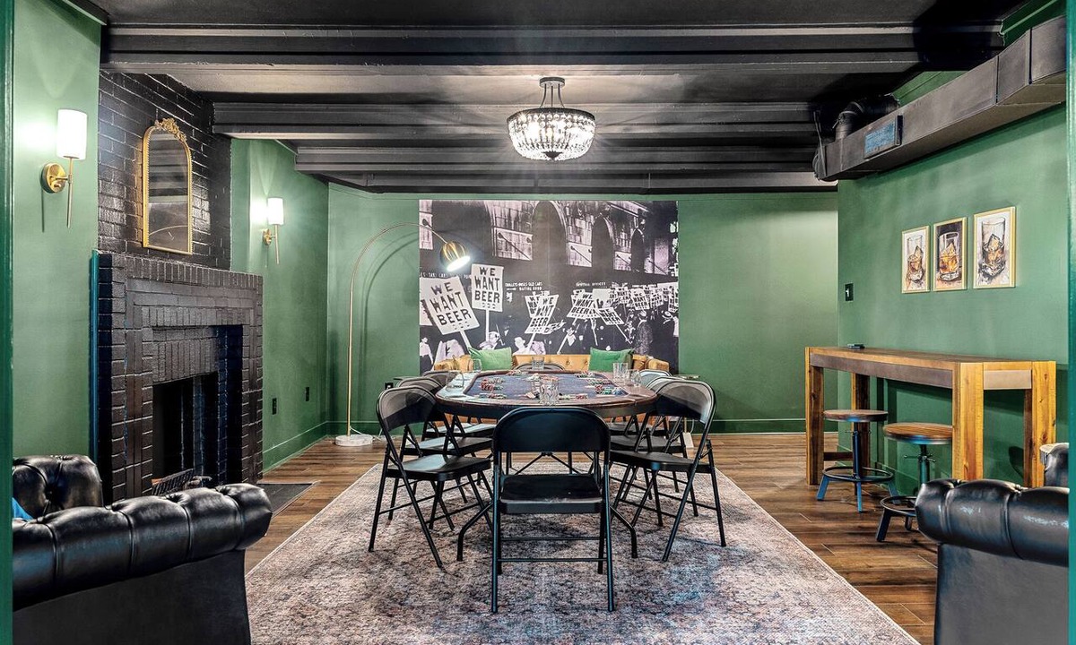 Shelbyville House | Hot Tub Speakeasy Game Room on Bourbon Trail