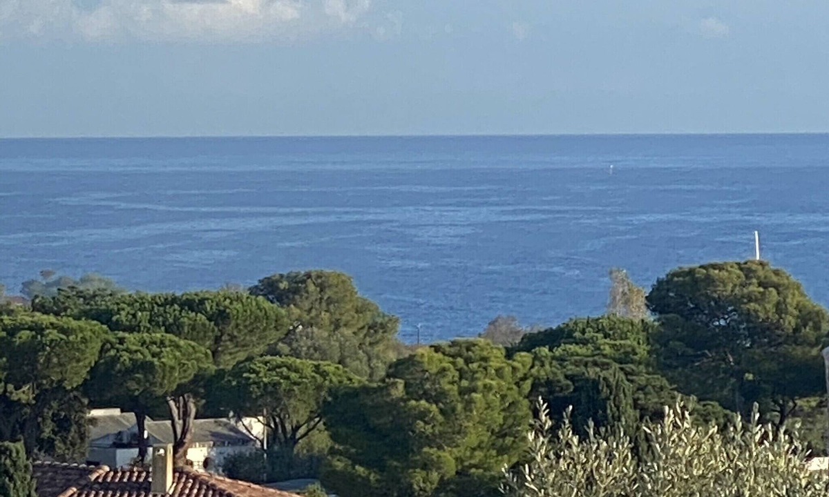 Marine de Saint Ambroggio House | House 150m², 500m from the beach and numerous coves.