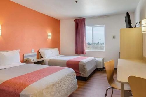 Lemoore Hotel | Howard Johnson by Wyndham Lemoore Near Naval Air Station
