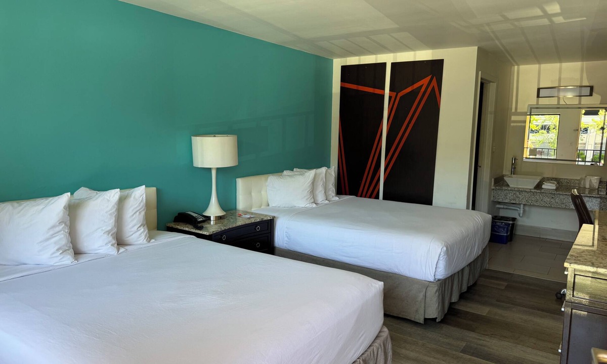 Downtown Reno Hotel | Howard Johnson by Wyndham Reno Downtown