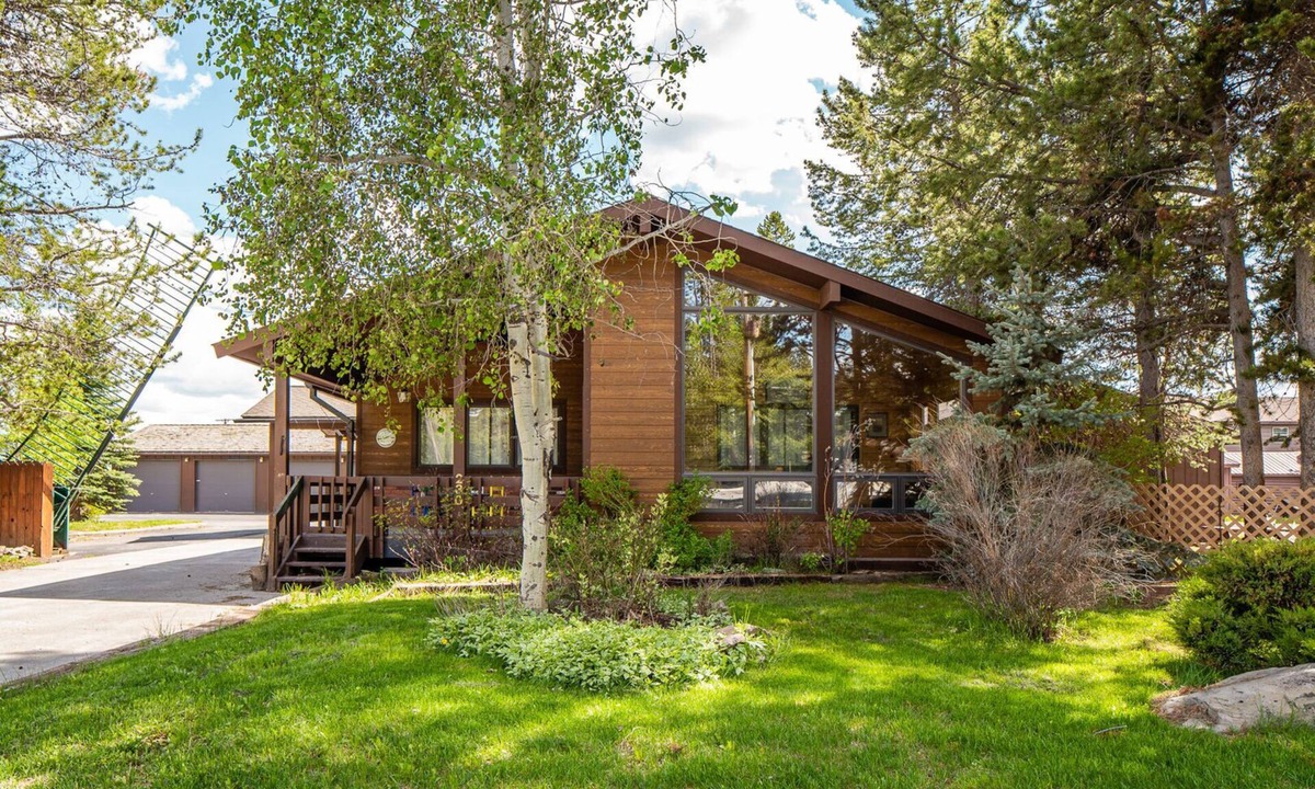 West Yellowstone Cabin | Huge 3-bedroom home just 1 minute from Yellowstone. Legacy West