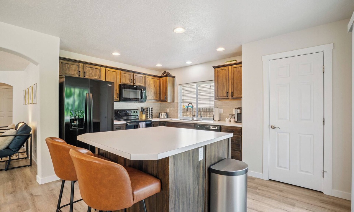 Southwest Ada County Alliance House | Huge Family Home | 5 Room | Sleeps 18 | 3Car Garage | Backs to Park| South Boise