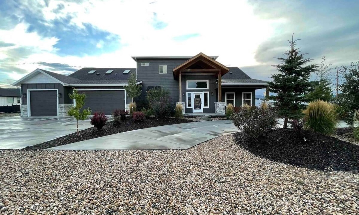 Panguitch House | Huge Luxury Vacation Home w/access to Stoney Farms