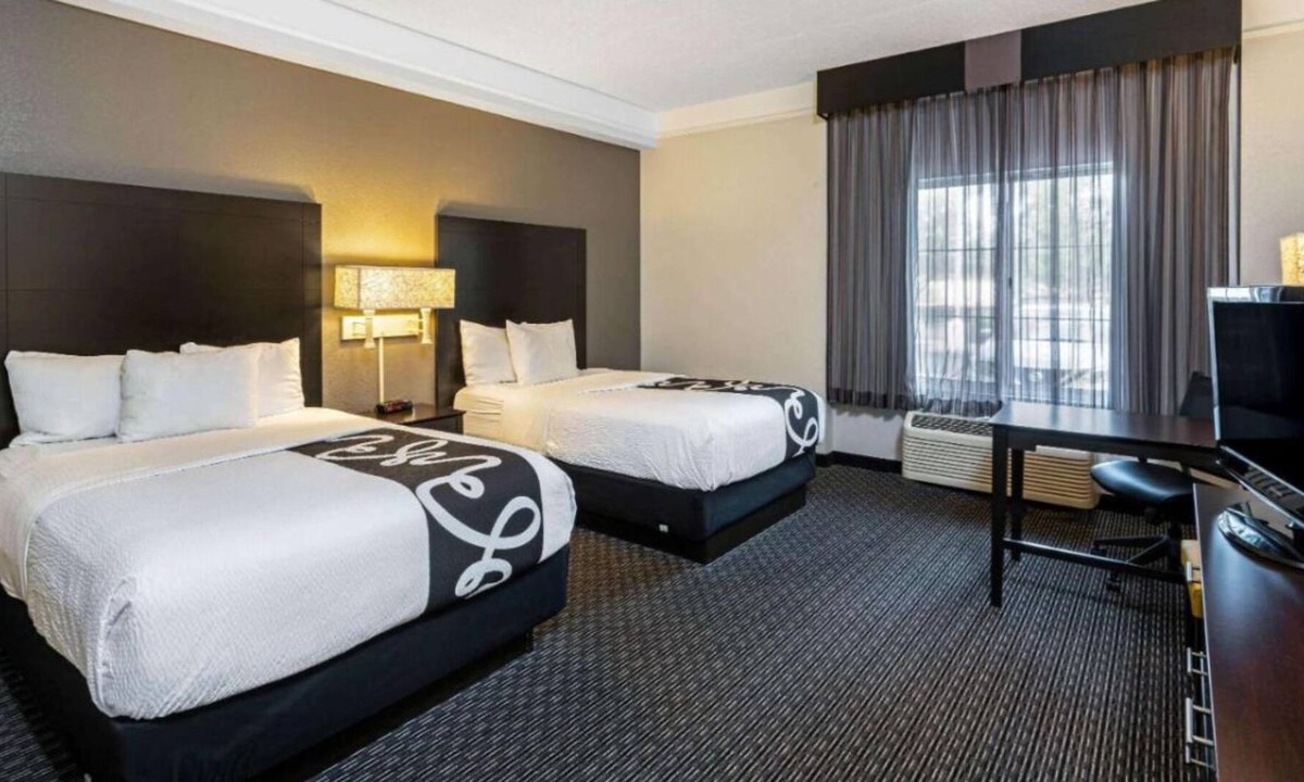 Superstition Springs House | Ideal Location! Free Parking, Onsite Pool, Free Breakfast