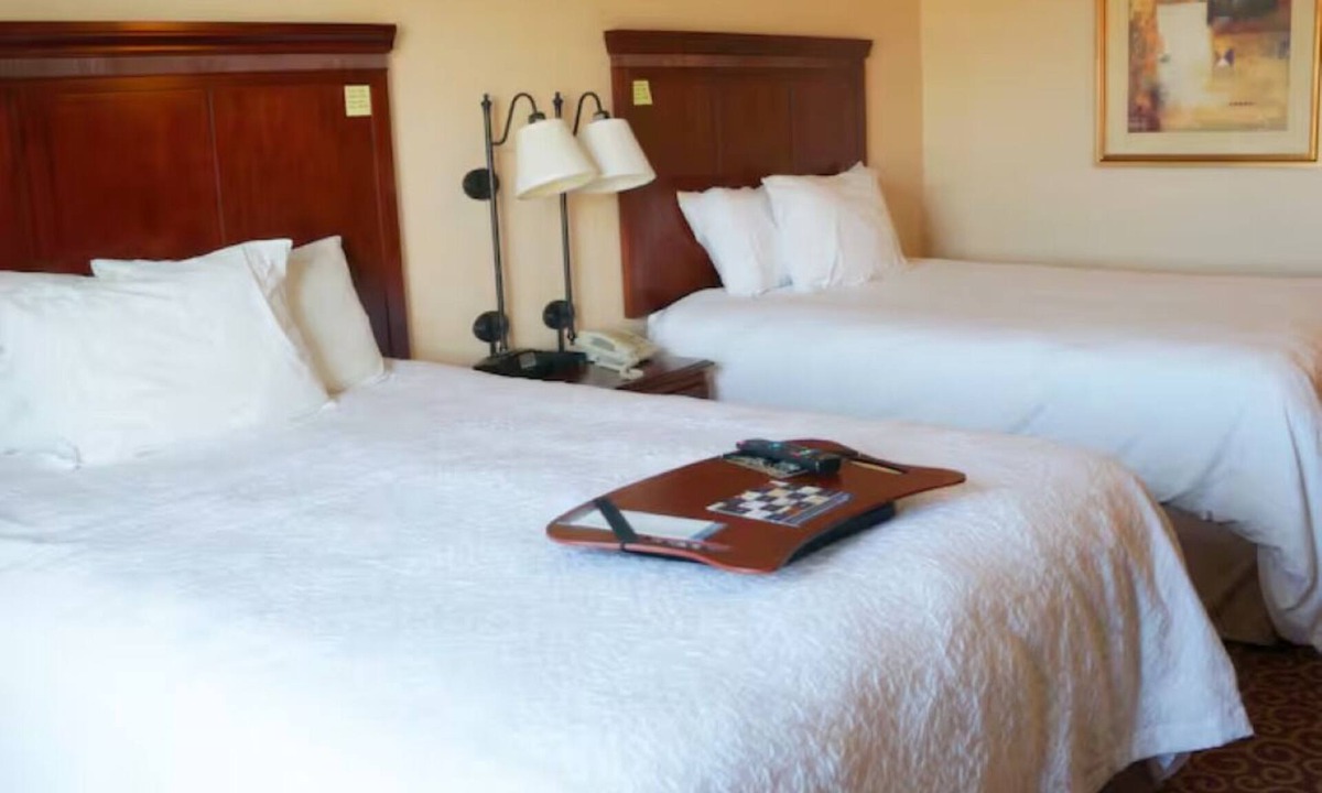 Kingman Hotel | Ideal Road Trip Retreat: 2 Beds Stay w/Breakfast & Near the Hoover Dam!