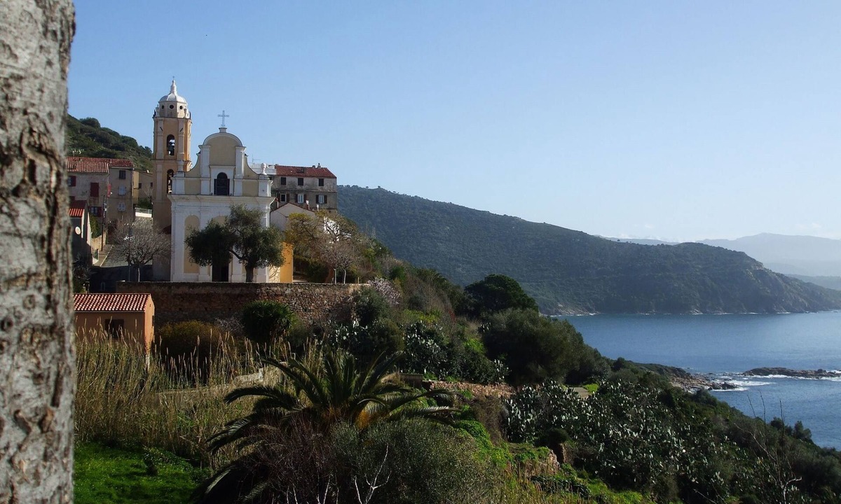 Ambiegna House | Ideally located holiday home with airconditioning
