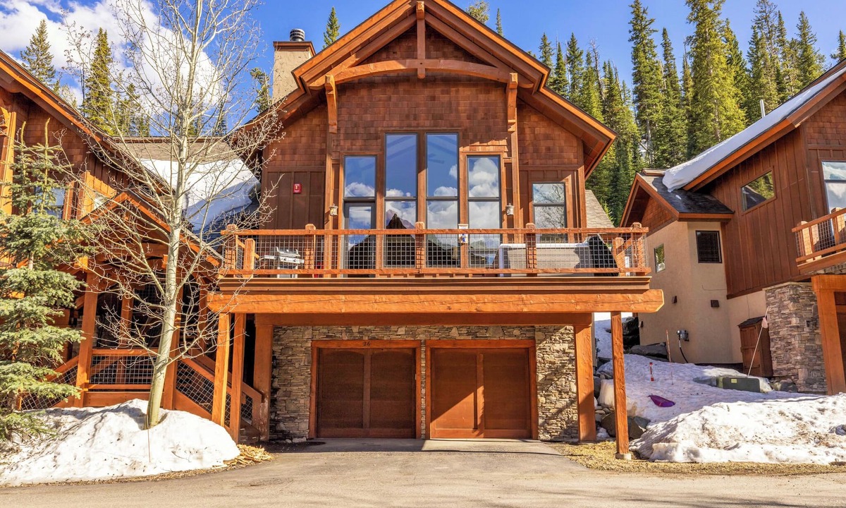 Big Sky House | Immaculate 4-bedroom + Loft, 4 parking spots, Walk to Resort, Ski-in/out