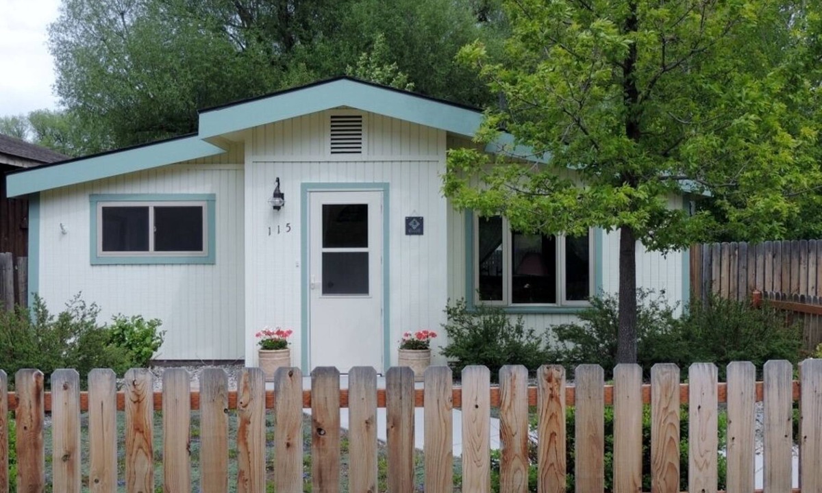 Ennis Cottage | Immaculate, homey and perfectly located for your stay in downtown Ennis.