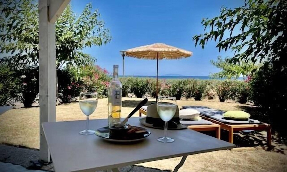 Prunete Villa | In Casetta Prunete, Villa facing the sea 80m from the beach of prunete