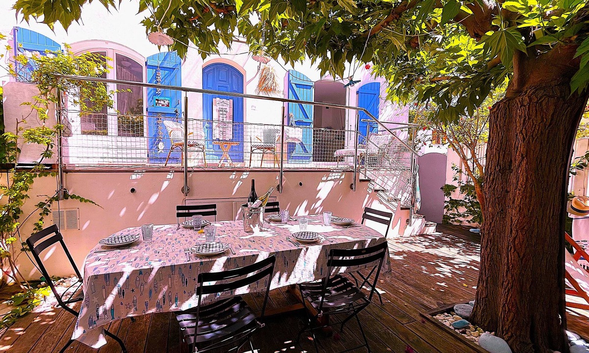 Calvi Villa | In the heart of Calvi, charming house, garden, 150 meters from a small beach.