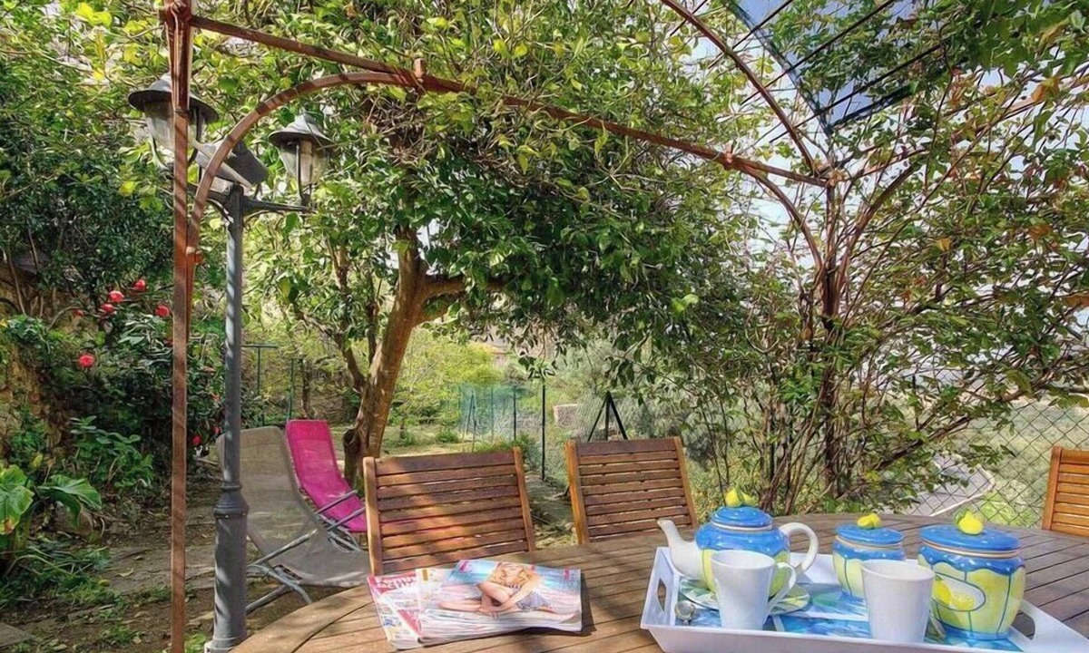 Occhiatana House | In the shade of the lemon tree