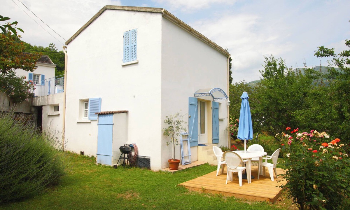 Taglio-Isolaccio House | INDEPENDENT GARDEN AREA 50m2 6 kms from the sea, 100m from the river.