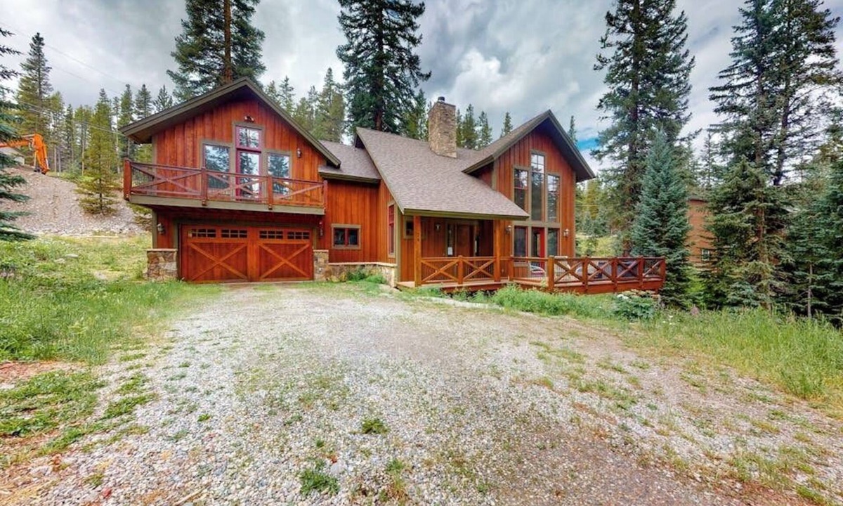 Crown Cabin | Inviting mountain cabin with skiing, fireplace, balcony, hot tub, & W/D