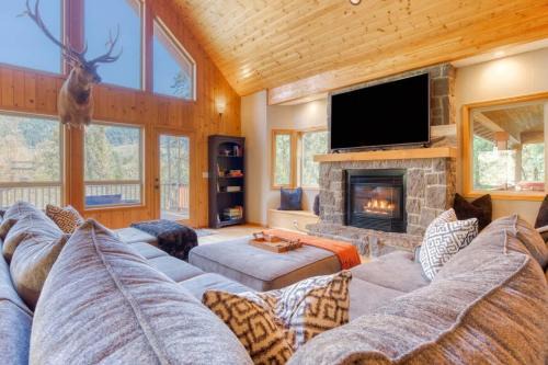 Marmot House | Iron Mountain - Spacious Secluded Lodge with Hot Tub & Game Room