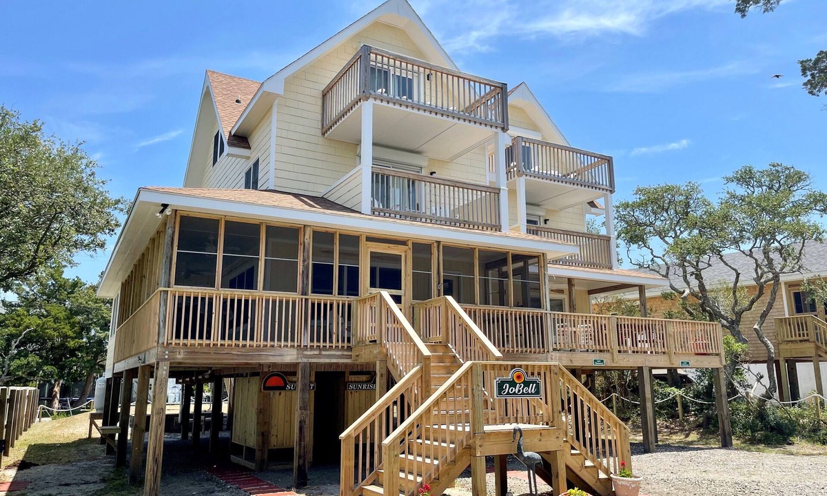 Ocracoke House | JoBell: Spacious Newly Renovated Home