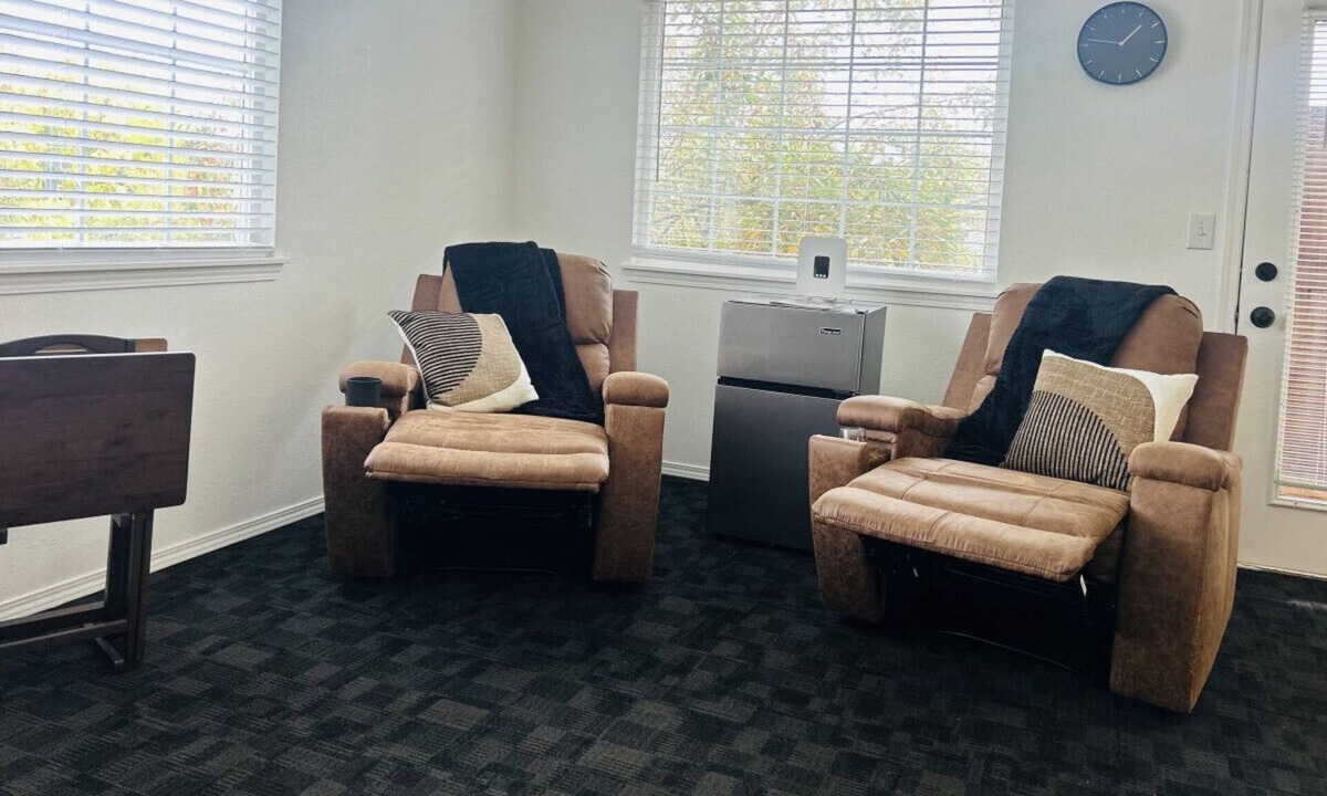 Hillcrest House | Joey & Chandler’s Friends-Themed Stay Foosball Recliners 2BR Patio Near Airport