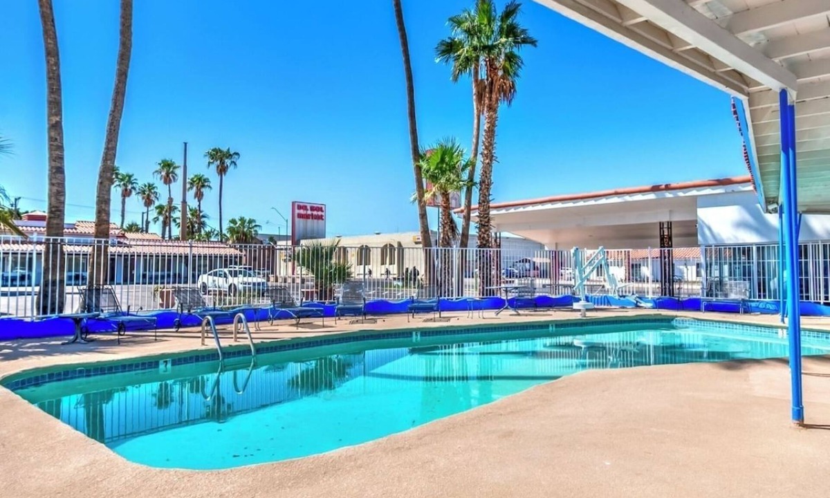 Yuma Townsite Hotel | King Room Stay | Near Colorado Riverfront Access | Outdoor Pool