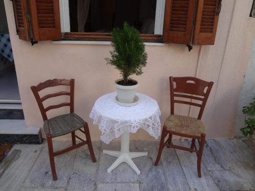 Ormos Korthiou Apartment | Korthi central appartment by the seaside.