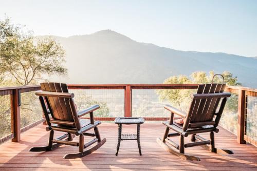 Three Rivers House | Kozy Oaks 4BR, Amazing Views, HotTub, EV Chrger, 6 Miles to Sequoia