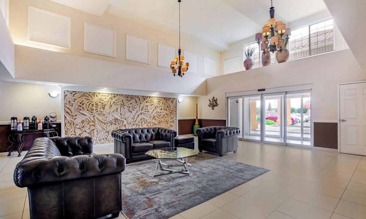 Fowler Hotel | La Quinta Inn & Suites by Wyndham Fowler