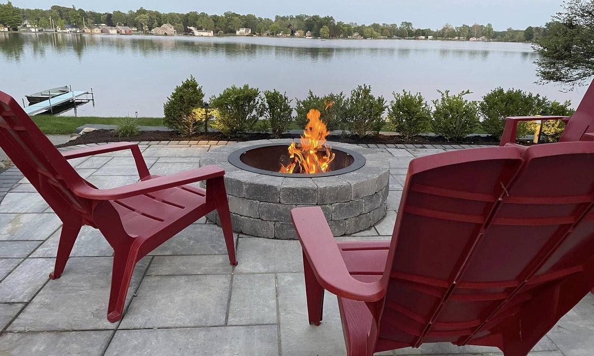Mongo House | Lake side country home