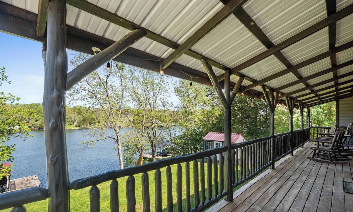 Williamstown House | Lake-Side Log Cabin, close to Ark Encounter!