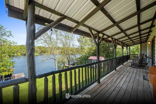 Williamstown House | Lake-Side Log Cabin close to Ark Encounter