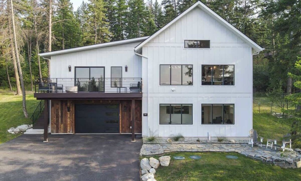 Lakeside House | Lake Views | Modern & Luxurious | Walk to Town