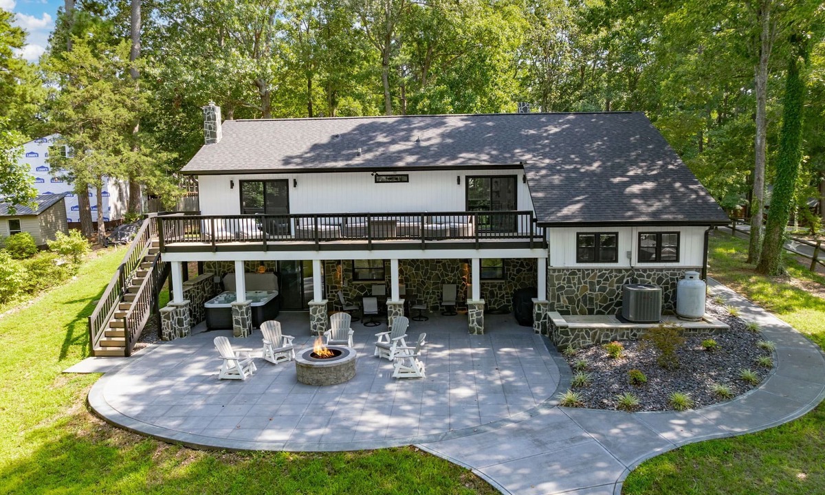 Quail Ridge House | Lakefront 4BR, Hot Tub, Kayaks, Paddleboards, Fire pit, Fireplace, Pool Table