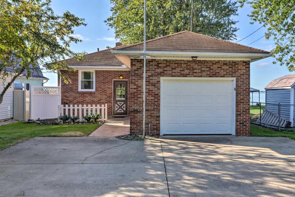 Port Clinton House | Lakefront Cottage w/Fishing & Private Yard!