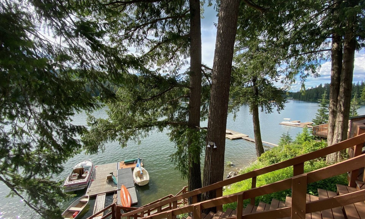 Spirit Lake Cabin | Lakefront guest house, dock access. Kayak, peddleboat, and rowboat. fishing.