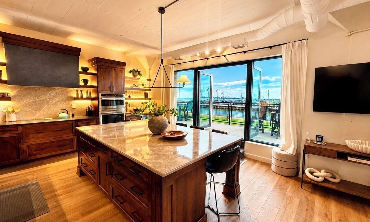 Sandusky Condo | Lakefront Luxury! Stunning Water Views Cedar Point