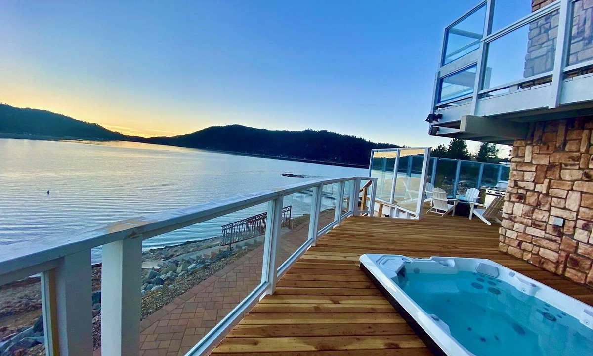 Big Bear Lake House | Lakefront Retreat: Mountains, Hot Tub, Dock, Kayaks. Breathtaking Sunset Getaway