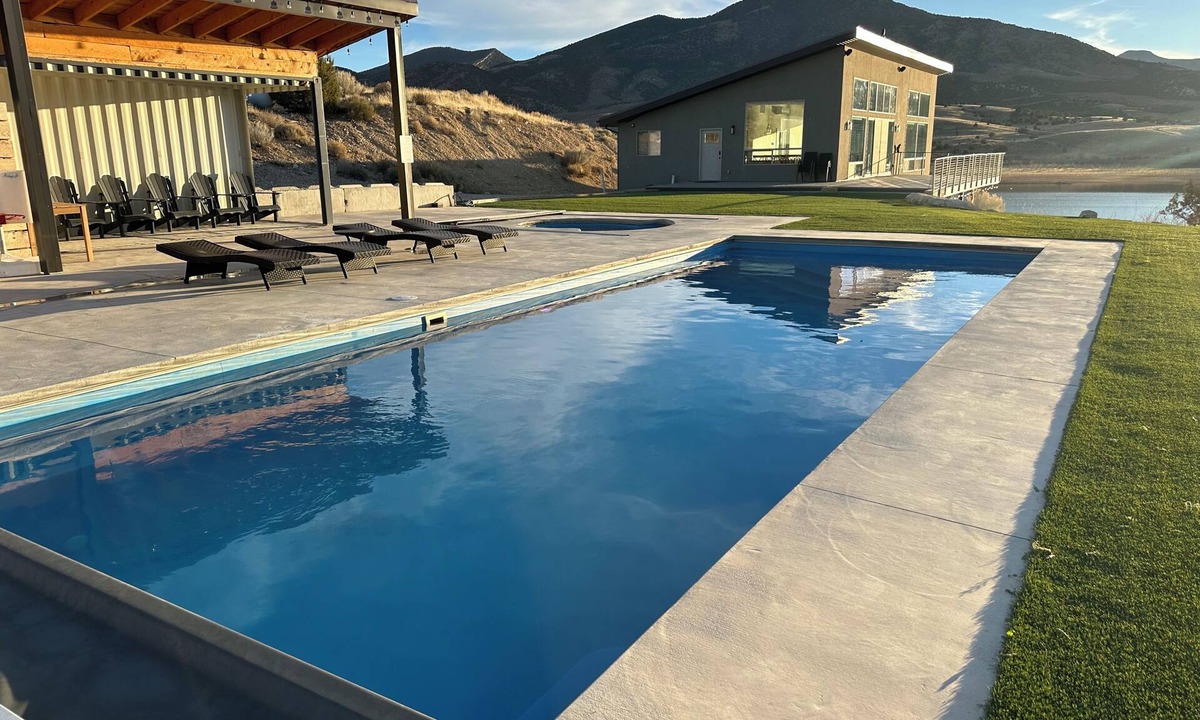 Fayette House | Lakefront Reunion House Pool Dock Hot Tub Firepit Game Room Sleeps 26