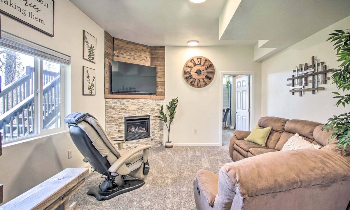 Nine Mile Falls Apartment | Lakeview Lodge w/Spacious Yard: Families Welcome