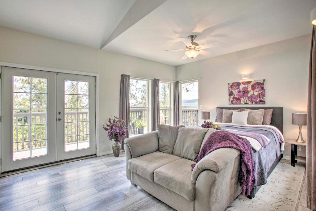 Nine Mile Falls Apartment | Lakeview Retreat w/Fireplace, Spa Tub & Balcony