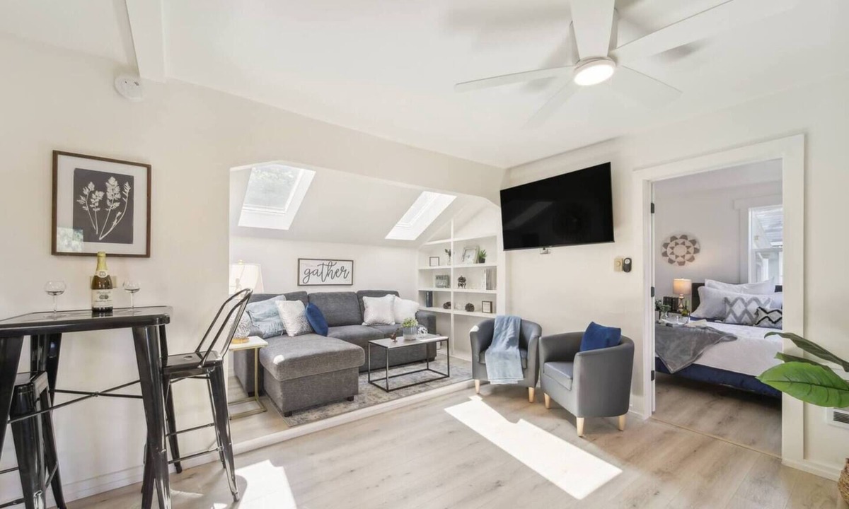 Newman Lake Cottage | Lakeviews and 90' of beach access