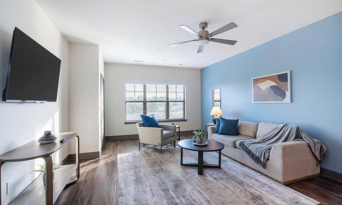 Hurstbourne Apartment | Landing | Amazing 1BD, Clubhouse, Gym
