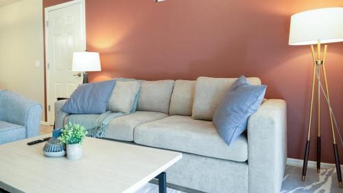 Tucson Apartment | Landing - Modern Apartment with Amazing Amenities (ID7311X76)