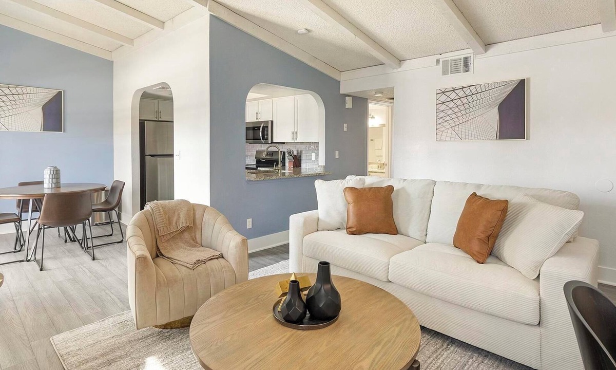 Paradise Apartment | Landing | Stylish 2BD, Courtyard