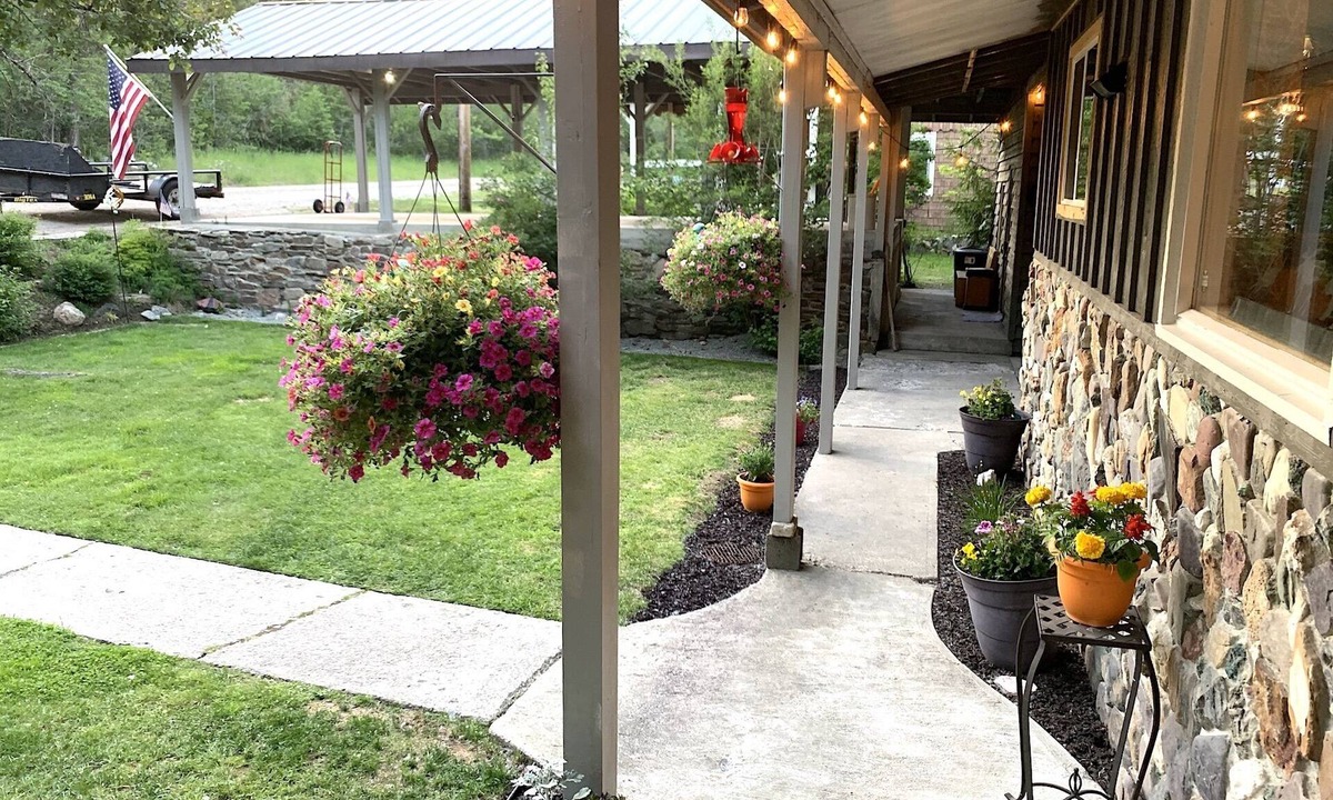 Priest River Cabin | Large 5 Bed 3 Bath Cabin with 2 Full Kitchens accommodates a larger group.