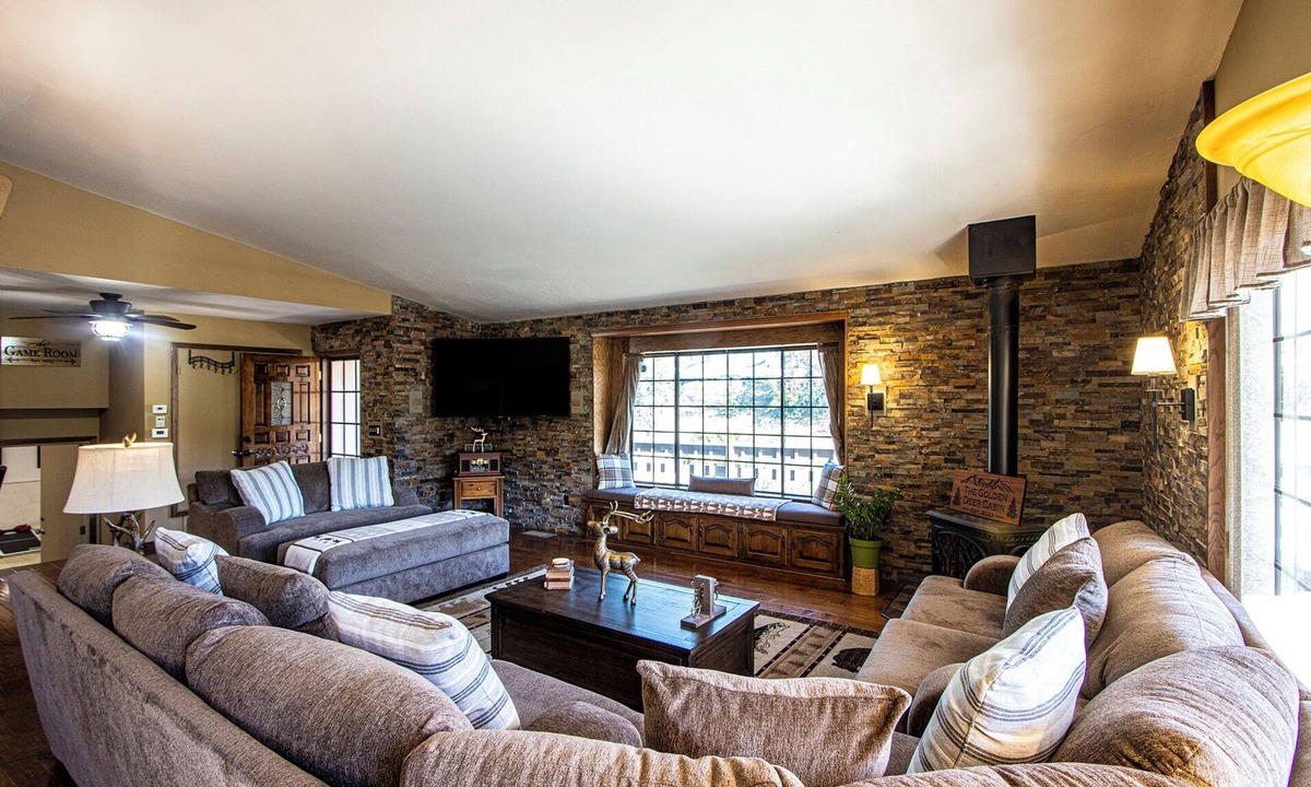 Kernville House | Large and Cozy Kernville Cabin w/2 Wraparound Porches Near Kern River