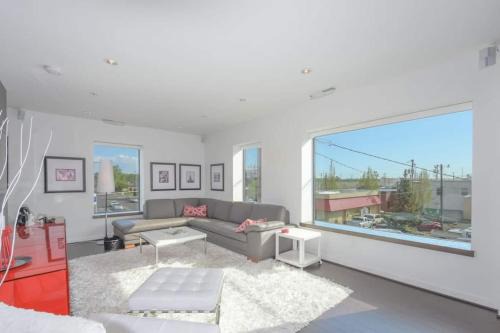 Camas Apartment | Large eclectic 1 BR above restaurant 15min to PDX