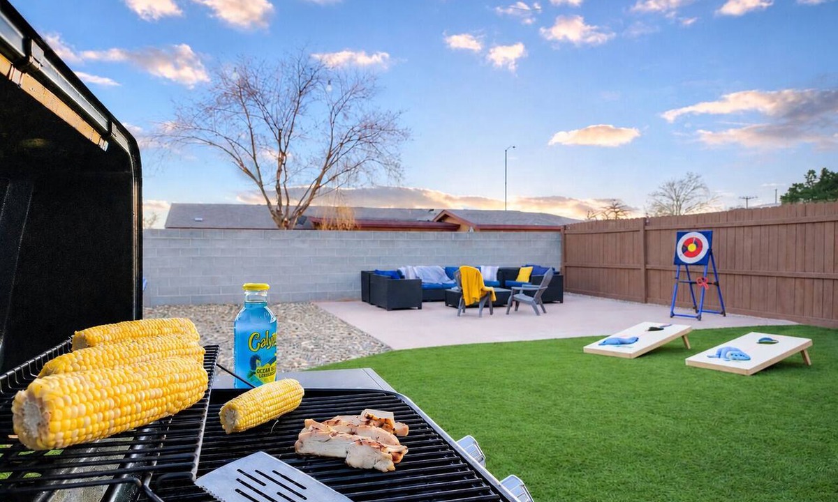 Page House | Large estate/3 Kings/Fenced yard w games/Grill/Firepit/Dogs OK/Boat parking