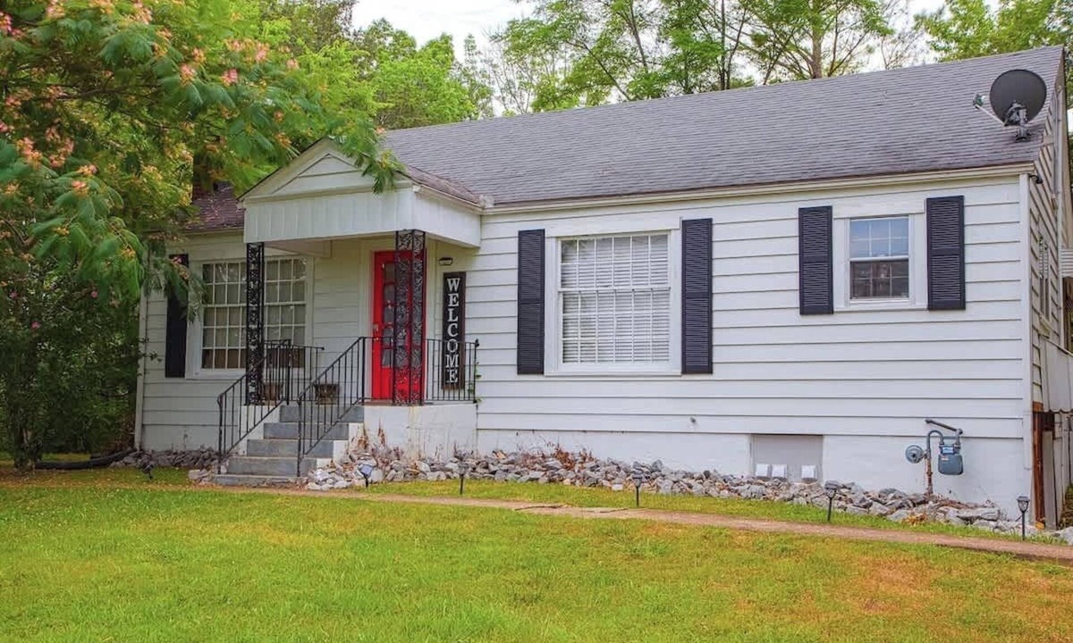 Columbia House | Large family home w dinning by Lindsey Wilson